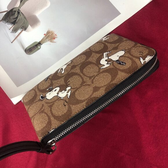 Coach X Peanuts Corner Zip Wristlet Wallet With Snoopy & Woodstock - Picture 5 of 9